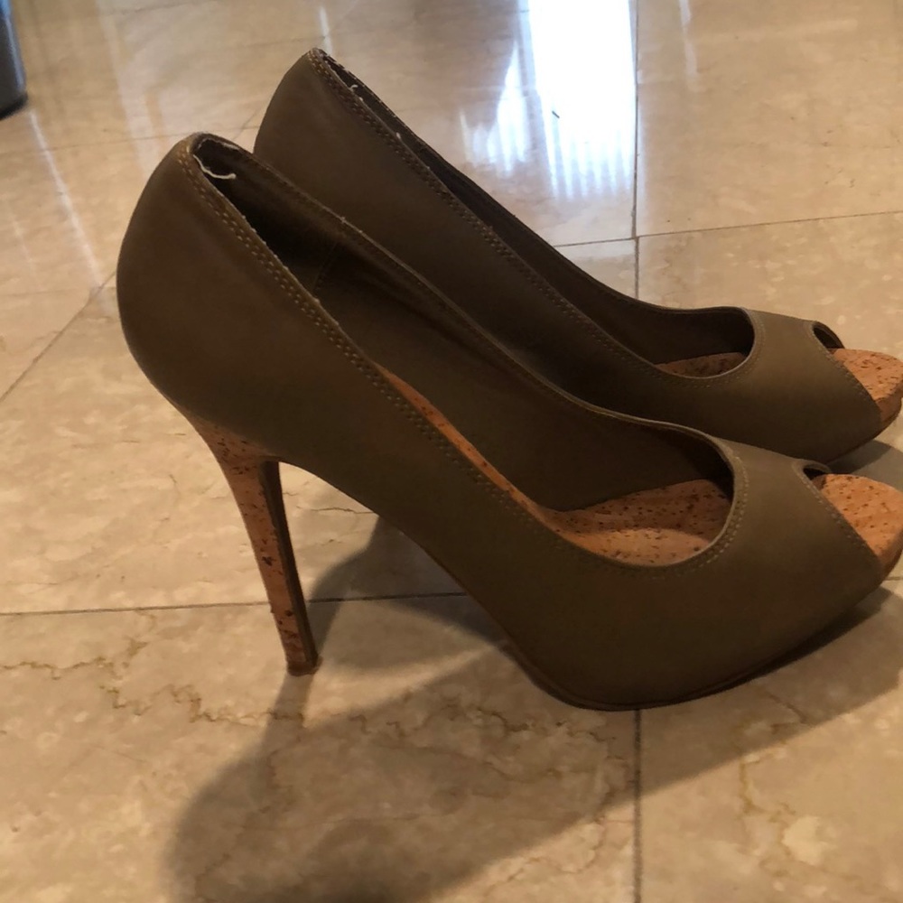 Heels - Picture 2 of 3